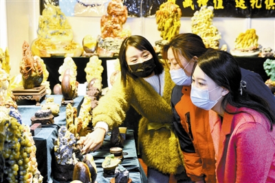 逛会展中心看文玩珠宝